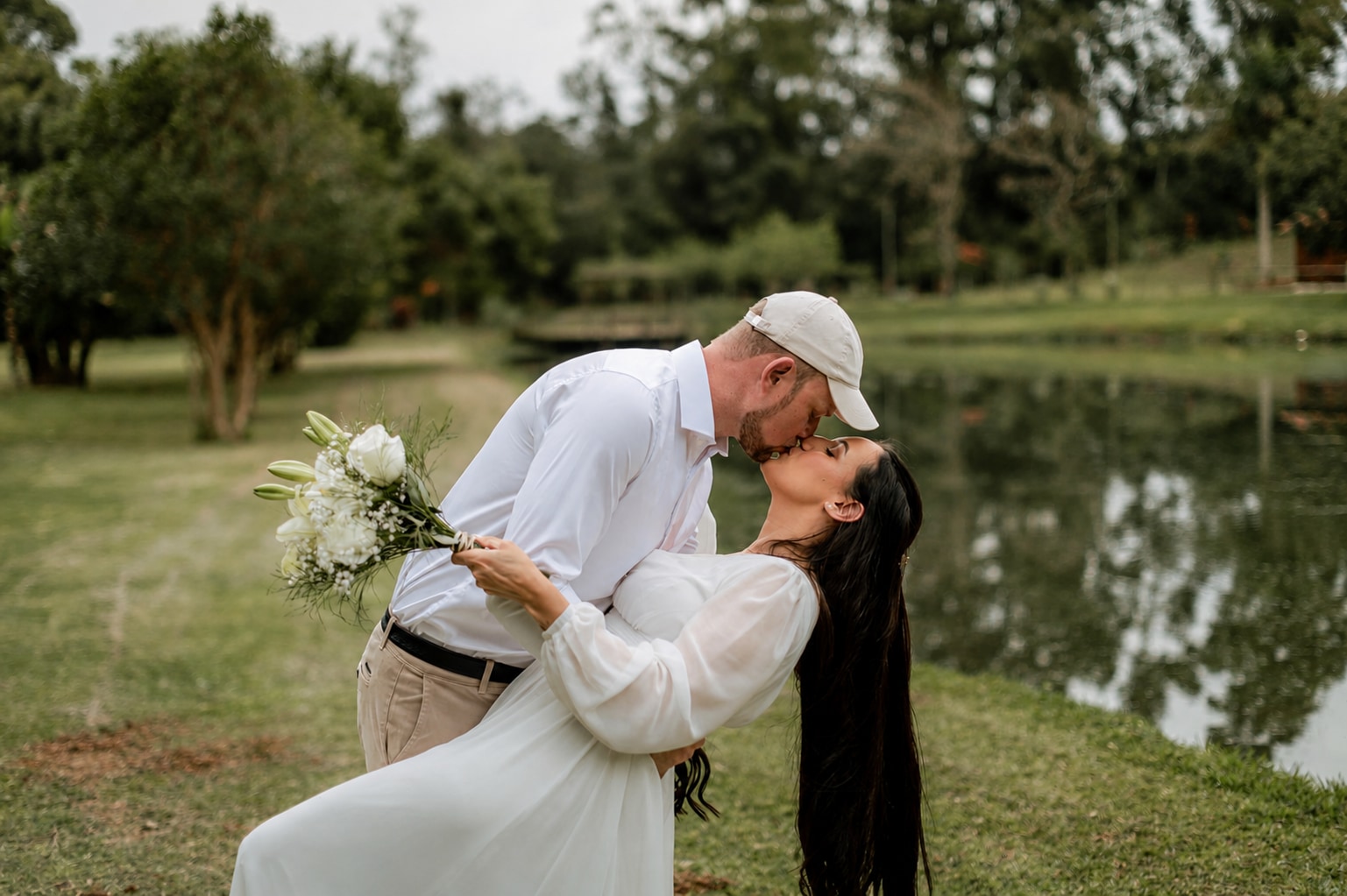 Marciano e Andressa se beijando à beira do lago