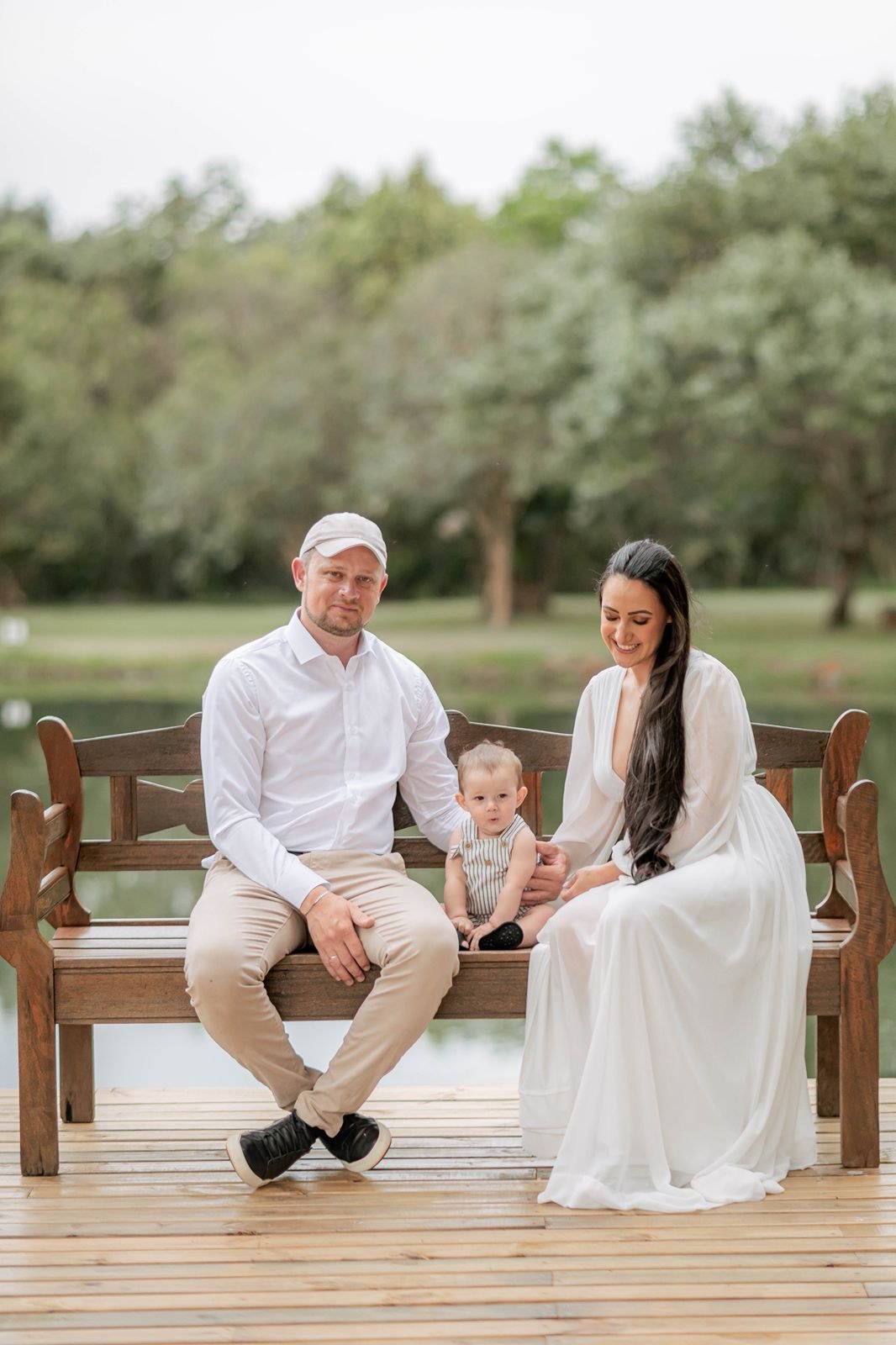 Marciano e Andressa sentados com o filho, celebrando sua família